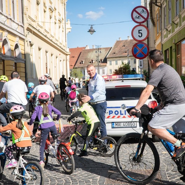 Cum se deplasează tinerii. Ce a scos la iveală un studiu de mobilitate, realizat în premieră națională la Sibiu