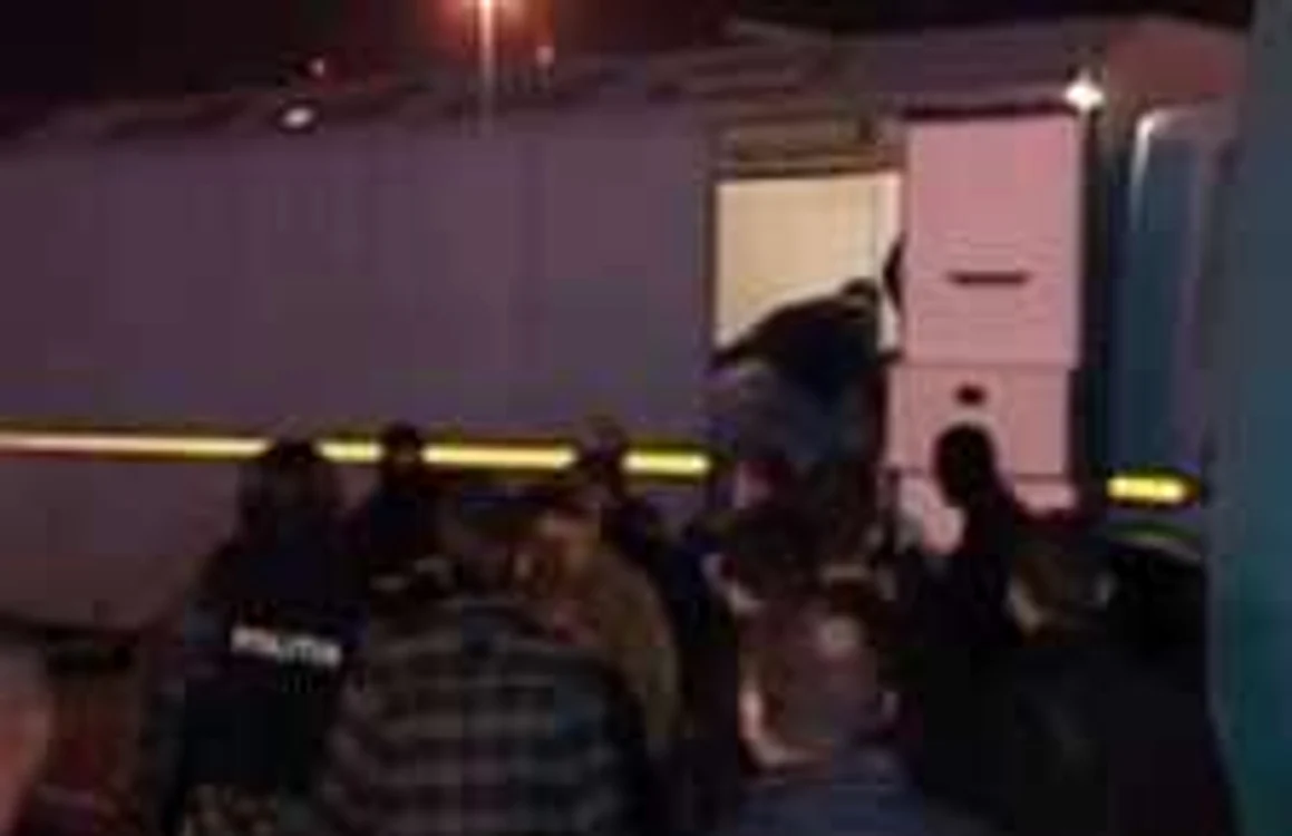 Suporterii recalcitranţi au fost opriţi din drum de poliţşti. Foto: realitatea.net