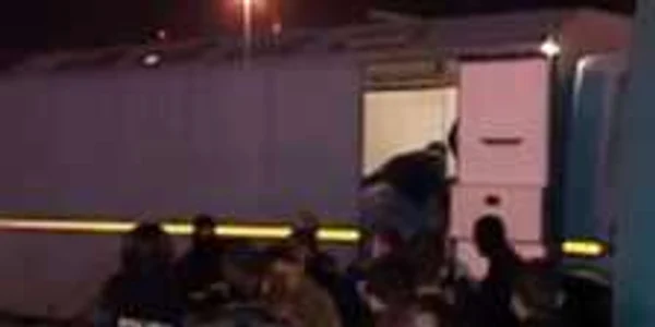 Suporterii recalcitranţi au fost opriţi din drum de poliţşti. Foto: realitatea.net