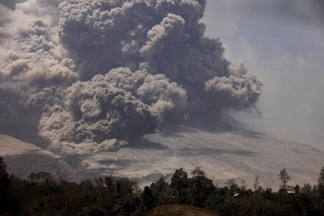 
    Erupţia vulcanului Sinabung continuă de două săptămâni (Foto: Reuters)  