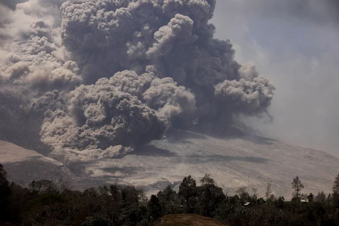 Erupţia vulcanului Sinabung continuă de două săptămâni (Foto: Reuters)