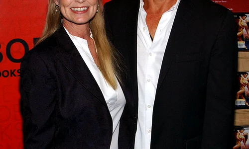 Patrick Swayze Appears At Borders Bookstore jpeg