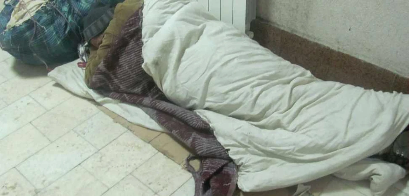 Îngroziţi de gerul de afară, boschetarii dorm şi pe jos FOTO Adevărul