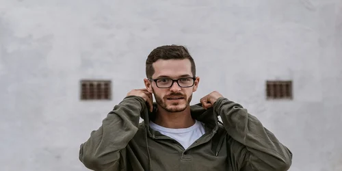 barbat cu ochelari si hanorac jpg