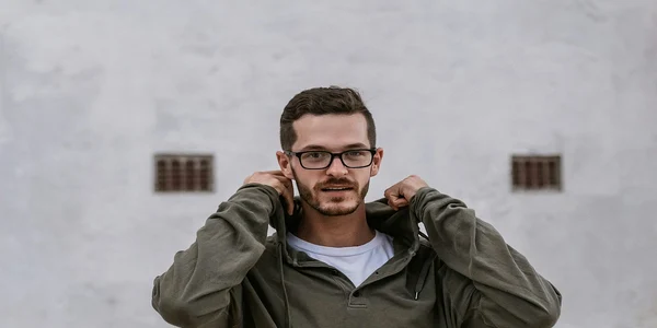 barbat cu ochelari si hanorac jpg