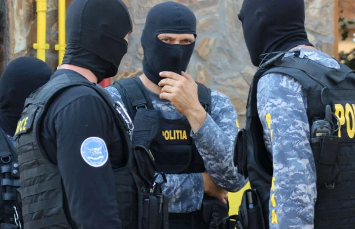 Astăzi au avut loc percheziţii la Primăria Călineşti şi la alte 15 adrese din judeţul Argeş