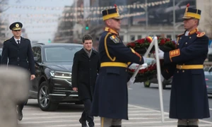 Nicușor Dan la troița de la Piața Universității în memoria victimelor Revoluției Române  jpg FOTO INQUAM/ George Călin