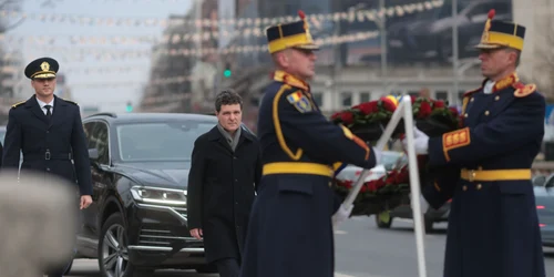 Nicușor Dan la troița de la Piața Universității în memoria victimelor Revoluției Române  jpg FOTO INQUAM/ George Călin