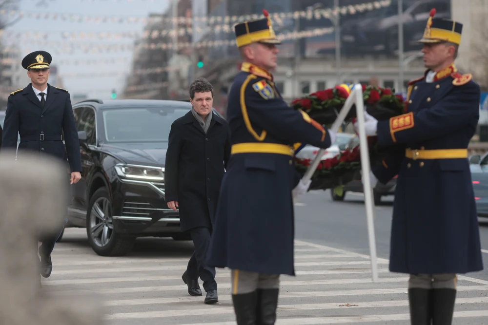 Președintele Nicuşor Dan a depus o coroană de flori la Monumentul Eroilor Revoluţiei din 1989, din Piaţa Universităţii