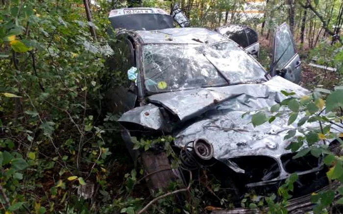 Şoferul, un tânăr de 18 ani, a pierdut controlul volanului