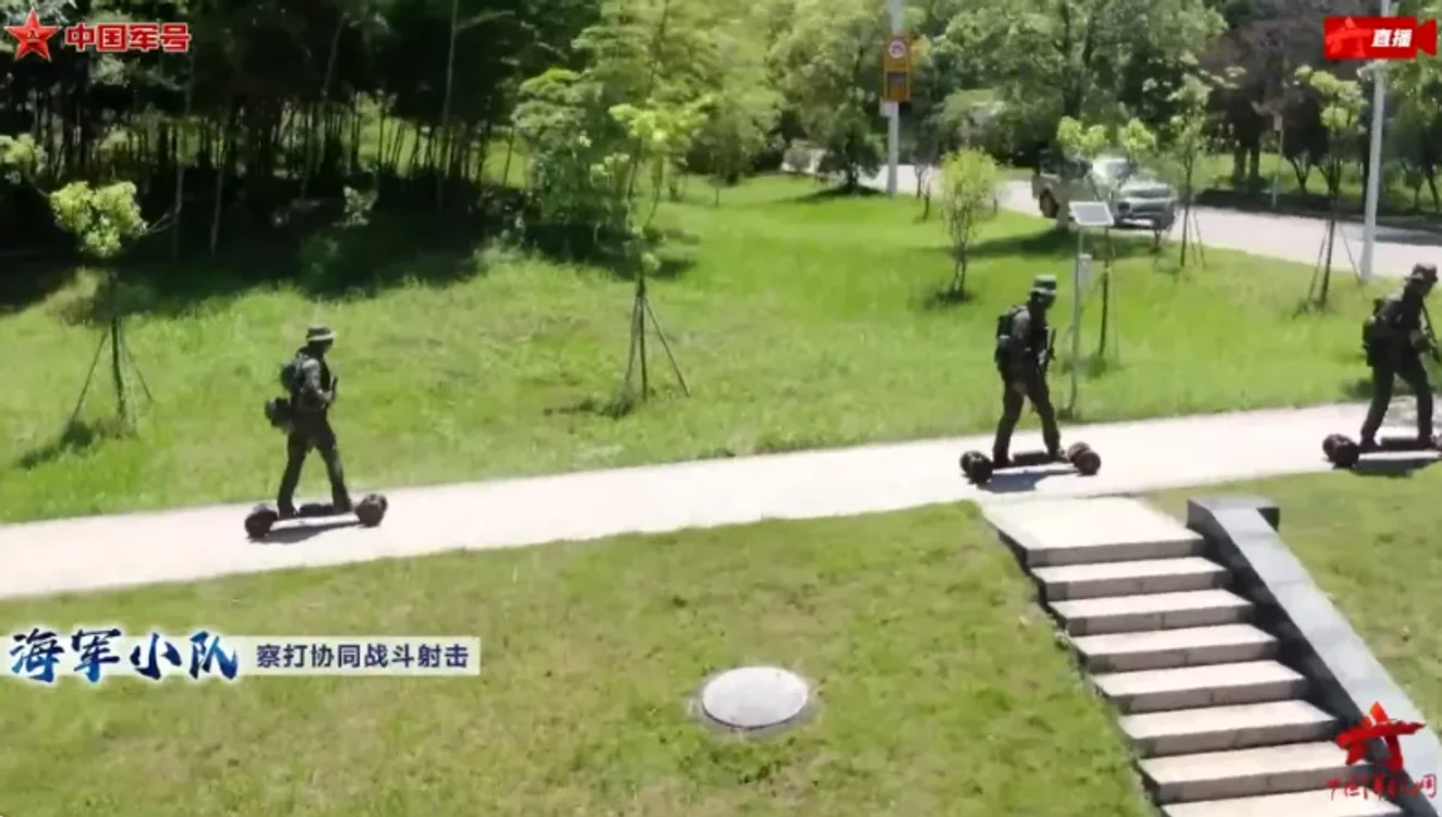 Comandouri chineze se antrenează pe skateboarduri electrice FOTO Captură via Business Insider
