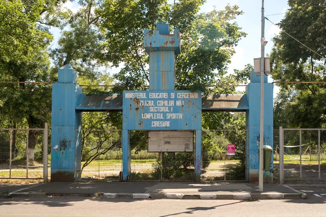 Așa arată intrarea în Baza sportivă Cireşarii Foto: Parinti de Ciresari- Piata Domenii
