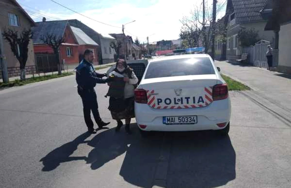 Femeia a fost urcată în maşina de poliţie                   FOTO: Facebook/Poliţiştii au umor