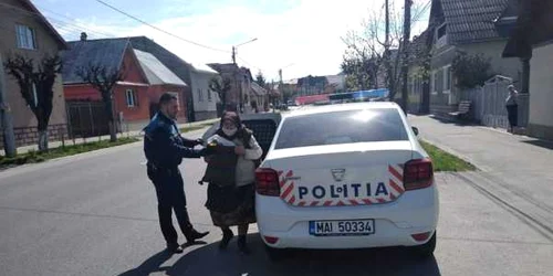 Batrana urcata in masina politiei FOTO Politistii au umor