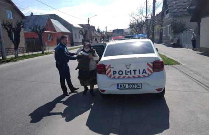 Femeia a fost urcată în maşina de poliţie                   FOTO: Facebook/Poliţiştii au umor