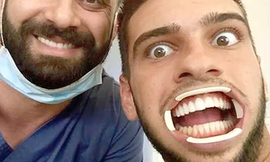 Cântăreţul, alături de doctorul Ahmad Jbara, în timpul tratamentului jpeg