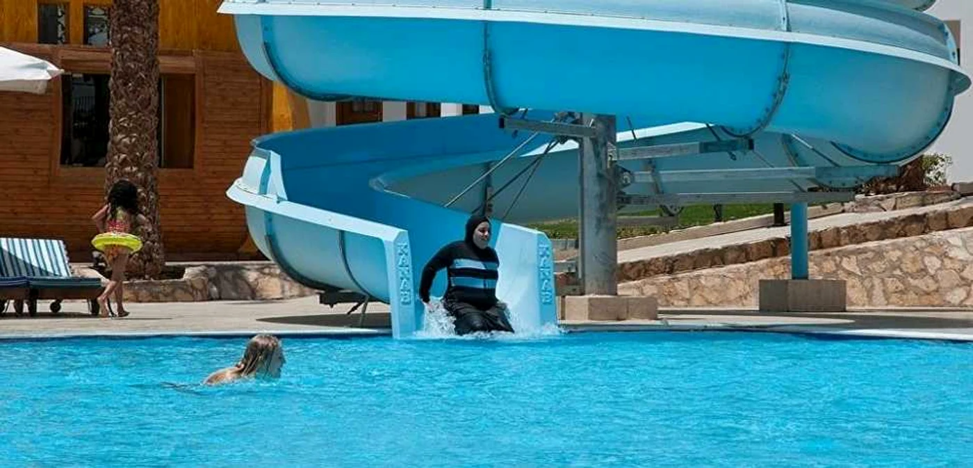 Femeie musulmană în burkini la o piscină din Franţa FOTO © Flickr/ Frans Persoon via Sputnik