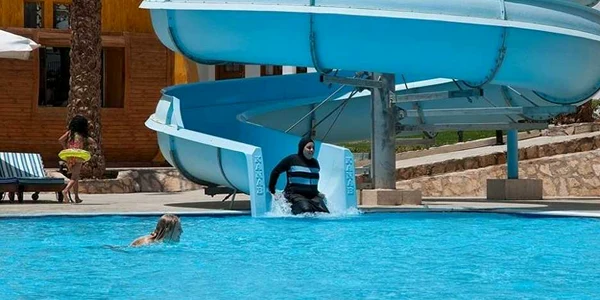 Femeie in burkini la o piscina din Franta FOTO © Flickr/ Frans Persoon via Sputnik