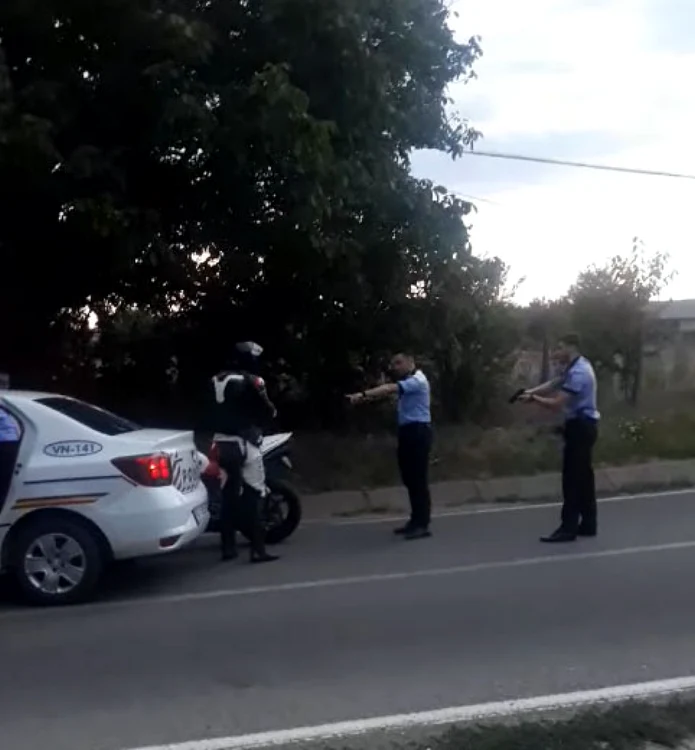 Poliţiştii l-au somat pe motociclist să tragă pe dreapta FOTO Captură video