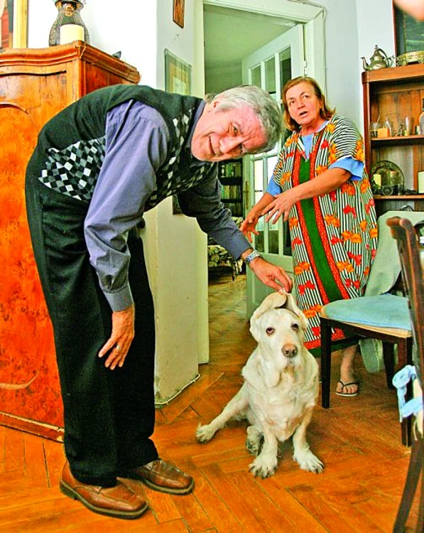 
    Soţia, Domniţa, a fost  şi este un adevărat  sprijin pentru Cornel  Constantiniu. Căţelul  Costică este şi el un  prieten de nădejde  