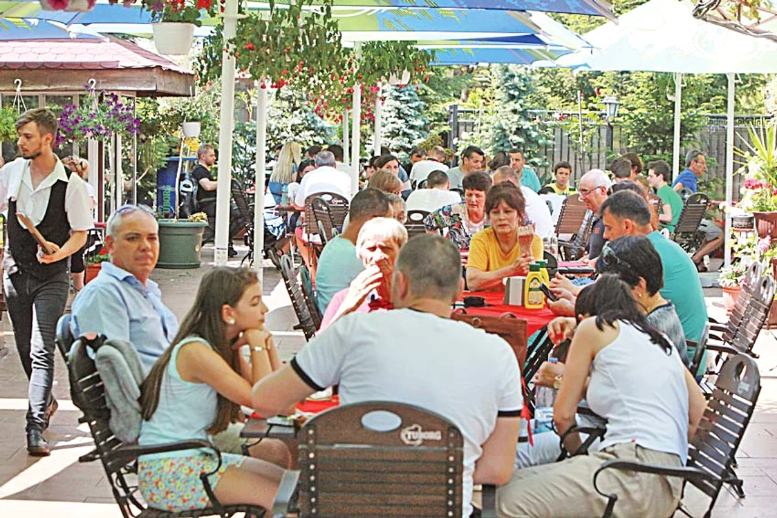Bucătarul Vasile Roșu a pregătit ieri pe caniculă în jur de 1.000 de mici și 90 de cârnați pentru cei care s-au înghesuit ieri la terasa din Brăneşti
