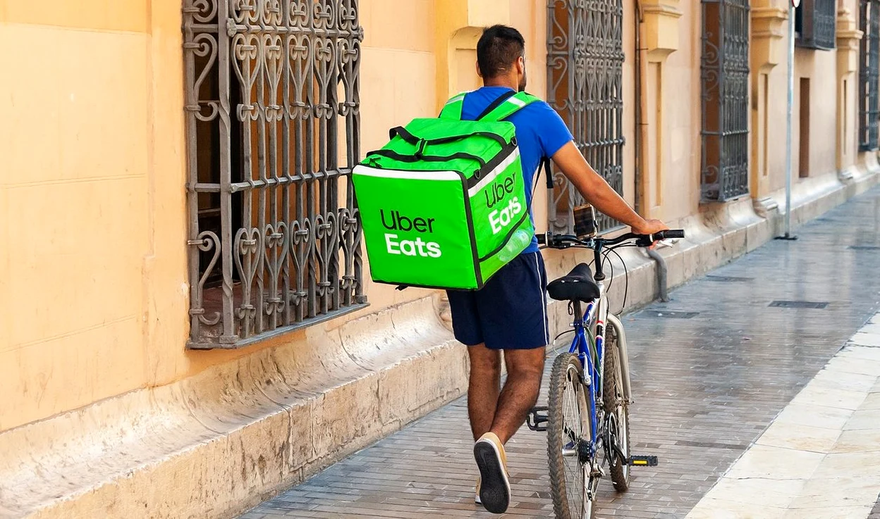 Măsuri sporite de securitate auto-impuse în serviciile de tip food delivery