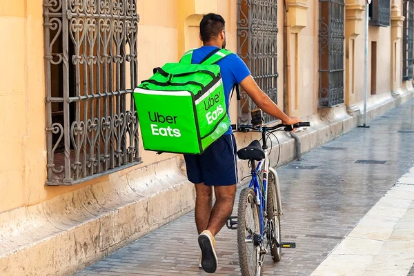 Măsuri sporite de securitate auto-impuse în serviciile de tip food delivery