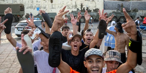 Sute de migranți au trecut din Maroc în enclava spaniolă Ceuta FOTO Profimedia