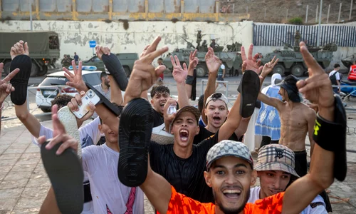 Sute de migranți au trecut din Maroc în enclava spaniolă Ceuta FOTO Profimedia