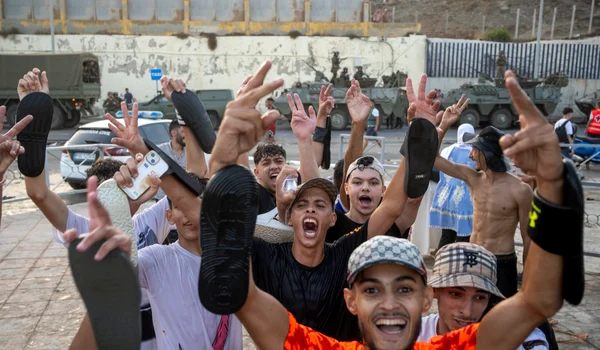 Sute de migranți au trecut din Maroc în enclava spaniolă Ceuta FOTO Profimedia