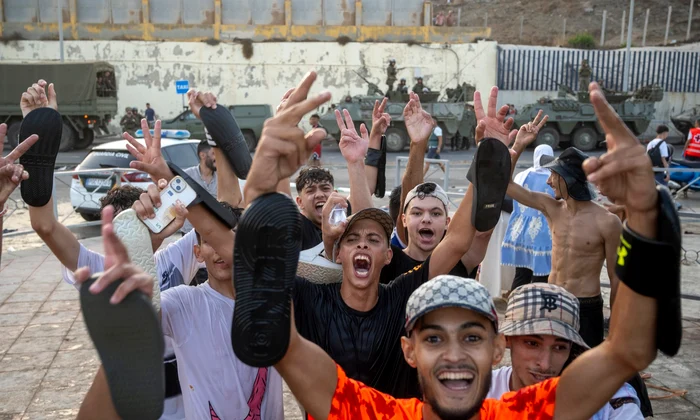 Sute de migranți au trecut din Maroc în enclava spaniolă Ceuta FOTO Profimedia