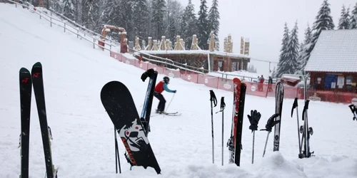 Amatorii sporturilor de iarnă au liber la ski pe toate pârtiile din judeţ