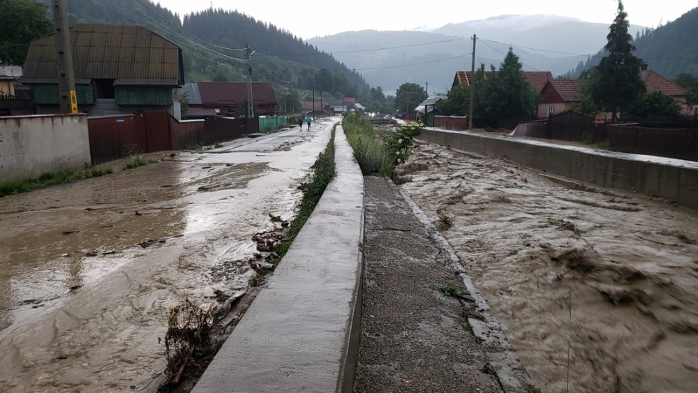 Cod galben şi Cod portocaliu de inundaţii pe râuri din trei judeţe, până sâmbătă la miezul nopţii