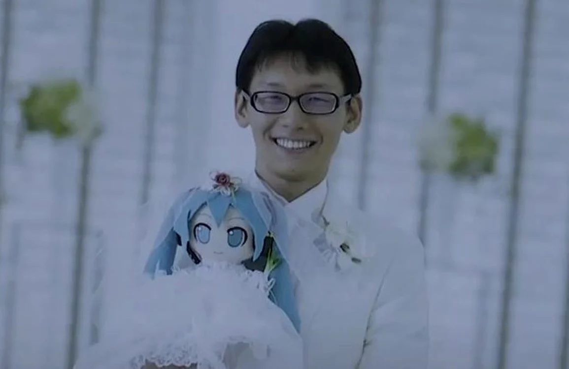 Akihiko Kondo şi soţia sa virtuală. FOTO: captură video