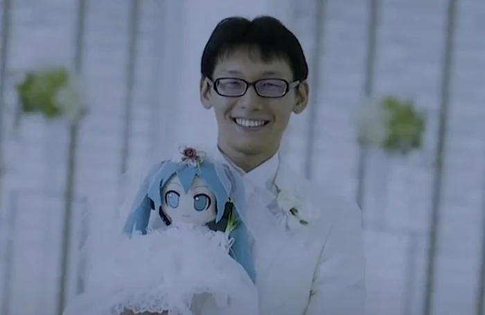 Akihiko Kondo şi soţia sa virtuală. FOTO: captură video