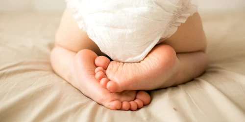 Pampers - scutece - bebelus FOTO Shutterstock