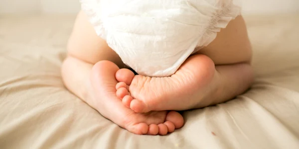 Pampers - scutece - bebelus FOTO Shutterstock 