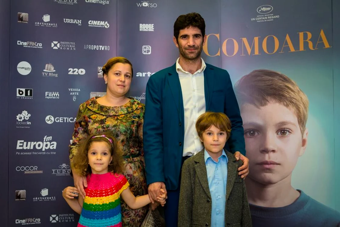 Cuzin și Cristina Toma, alături de cei doi copii ai lor, la premiera peliculei “Comoara”