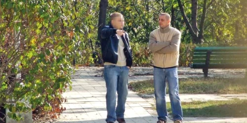 Cătălin (stânga), într-o discuţie cu reporterul „Adevărul“ 