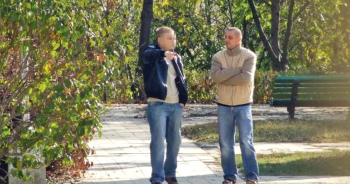 Cătălin (stânga), într-o discuţie cu reporterul „Adevărul“ 