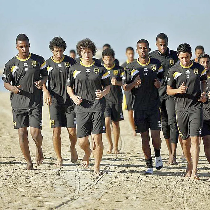 Elevii lui Piţi  aleargă pe nisip