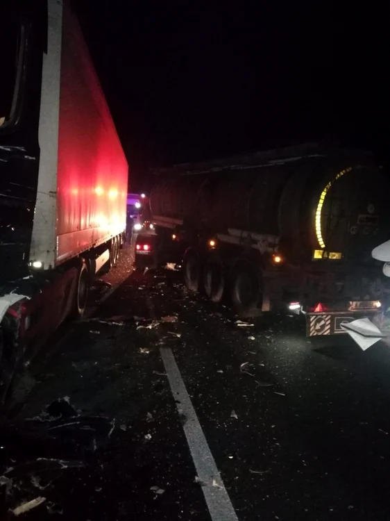 Accident grav pe Valea Oltului la Boiţa - Sibiu pe DN 7 în care au fost implicate o cisternă un camion şi un autoturism Foto SAJ Sibiu