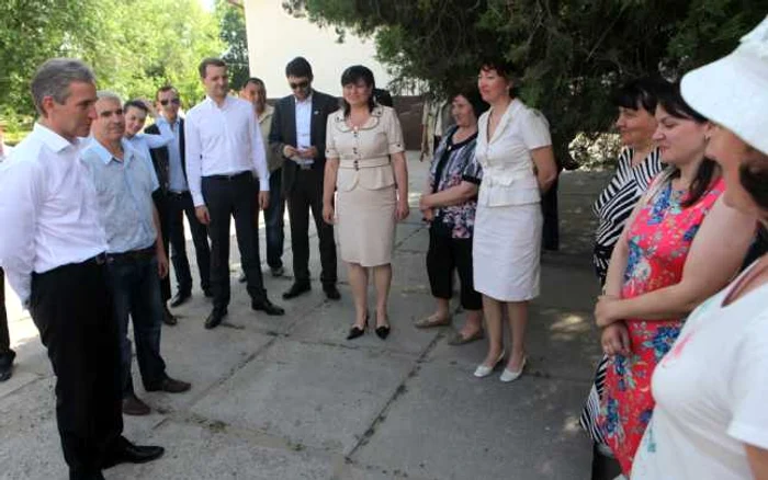 Premierul Iurie Leancă discută cu dascălii de la Cocieri. FOTO Gov.md