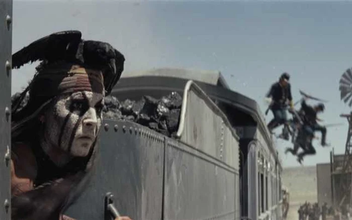 Johnny Depp în rolul indianului Tonto din "Lone Ranger - Legenda Călăreţului singuratic" FOTO Forum Film