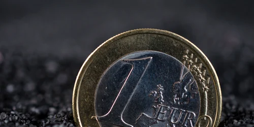 moneda 1 euro infipta in asfalt cazuta foto shutterstock 205847722 jpg