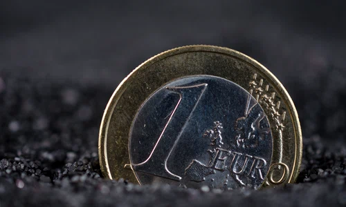 moneda 1 euro infipta in asfalt cazuta foto shutterstock 205847722 jpg