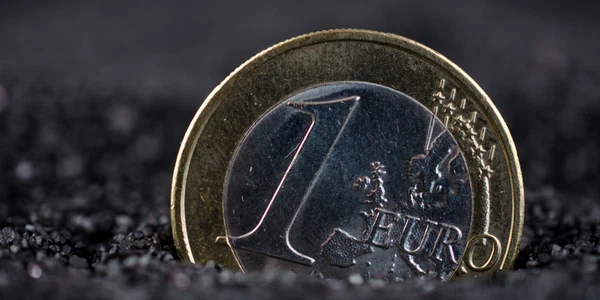 moneda 1 euro infipta in asfalt cazuta foto shutterstock 205847722 jpg