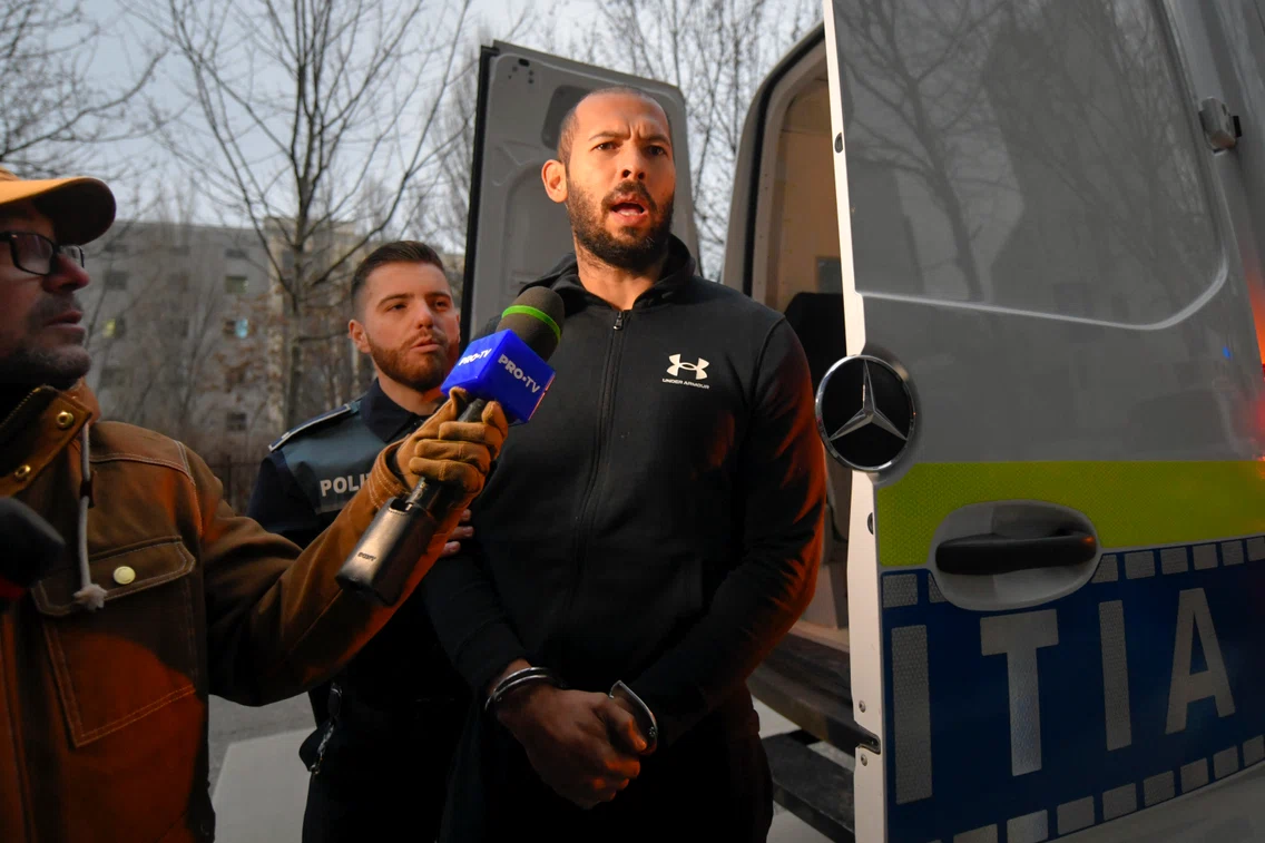 Frații Tate sosesc la sediul DIICOT din București pentru a asista la percheziția informatică asupra dispozitivelor ridicate de procurori. FOTO MEDIAFAX FOTO / Alexandru Dobre