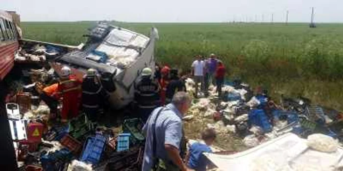 La locul accidentului din Timiş au fost trimise mai multe ambulanţe şi un elicopter SMURD FOTO pressalert.ro