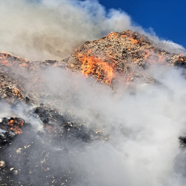 Incendiu pe platforma Oltchim: ard deșeuri de mase plastice de 24 de ore. A fost emis RO-Alert